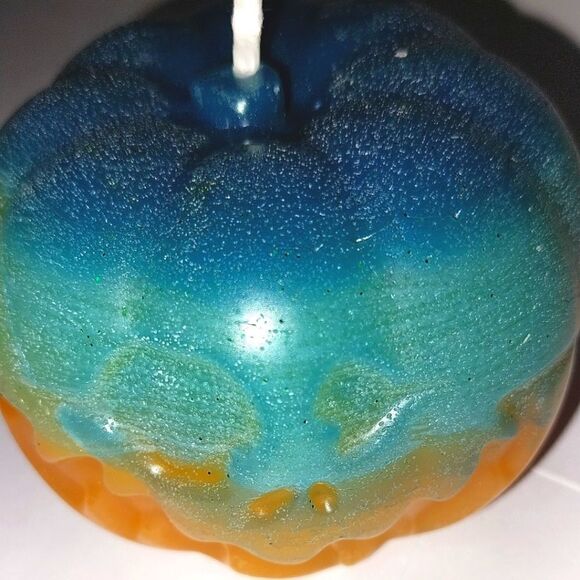Hand crafted limited edition pumpkin candle from our spooky candle collection - Picture 5 of 5